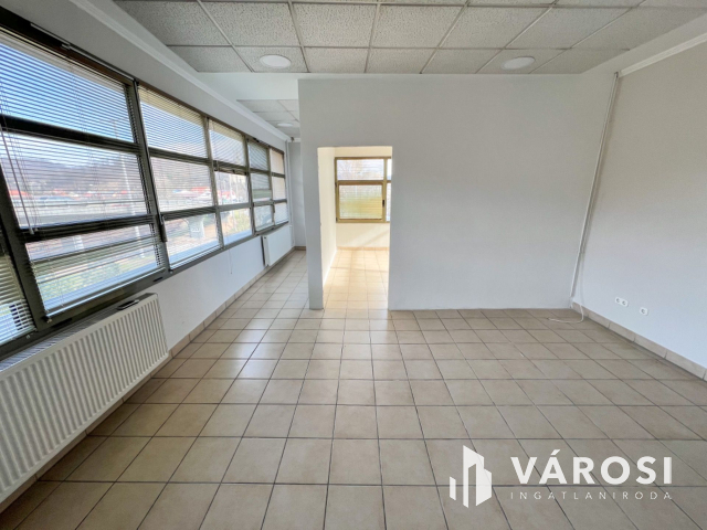 Salgó Center 2. emeletén üzlethelyiség kiadó!