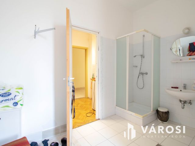 Telephely irodaházzal, 180 m2-es üzlettel és parkolókkal