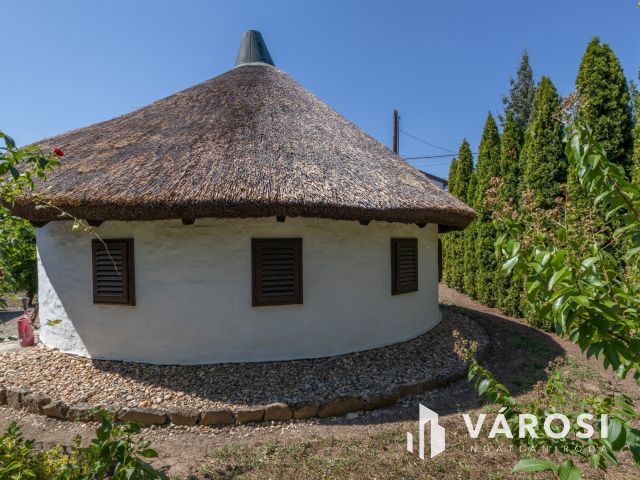 Újszegedi telek kis vendégházzal