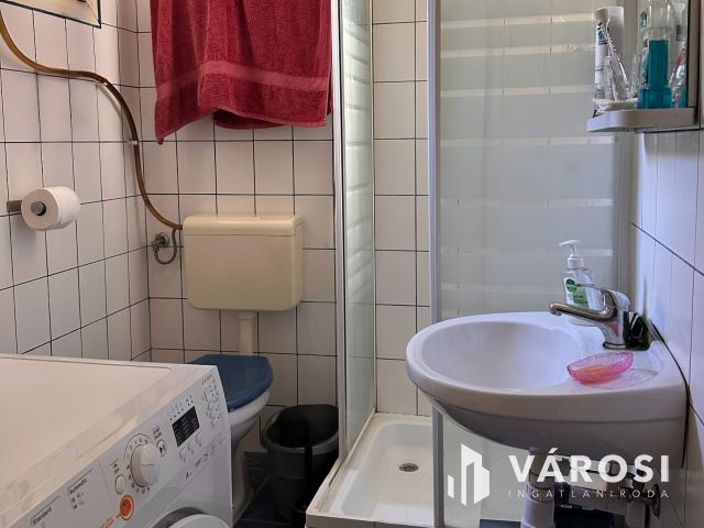 Praktikus kis lakás jó közlekedéssel