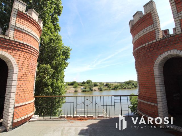Kastélyjellegű birtok panorámával és saját vízparttal