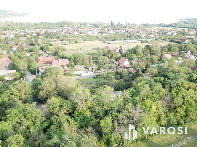 Két telek egyben, 3% beépítési lehetőséggel a Balatonnál