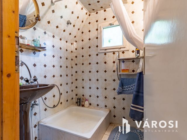 Csörögön, családi nyaraló, nagy telekkel, faházzal eladó
