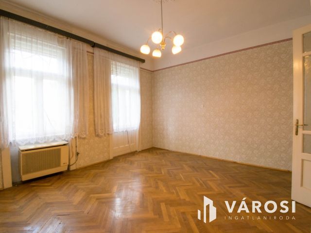 Belvárosi házrész garázzsal, a piactól pár perc sétára