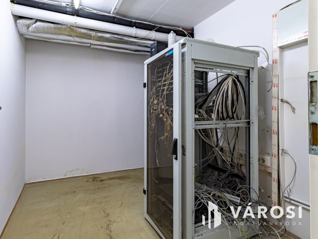 Kiadó utcai bejáratos iroda a Fűvészkertnél