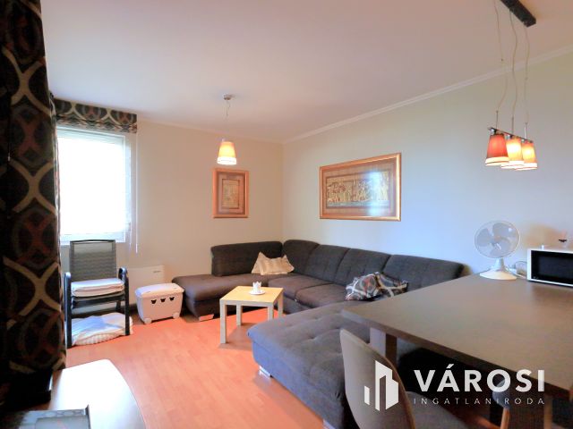 Nyugalom, béke, zöld park a Balaton partján.