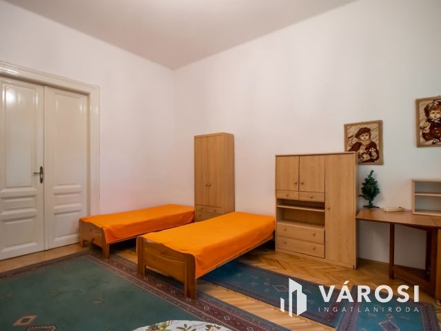 Kiadó belvárosi 3 szoba nappalis nagylakás