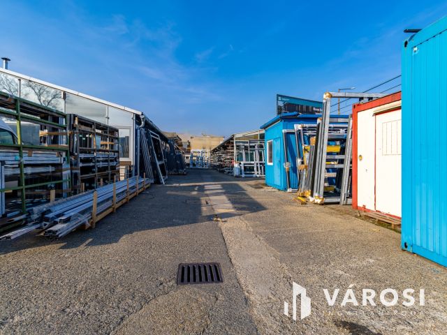 Nagy méretű szerelőcsarnok, 1800 m2 telekterülettel eladó