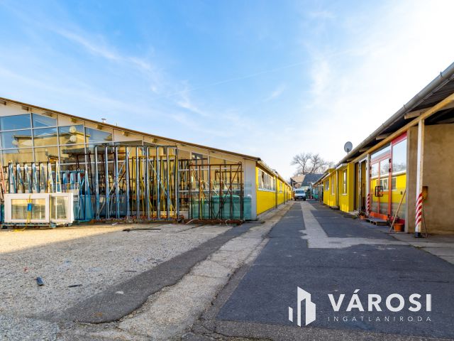 Nagy méretű szerelőcsarnok, 1800 m2 telekterülettel eladó