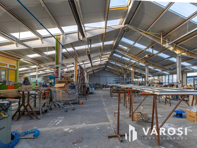 Nagy méretű szerelőcsarnok, 1800 m2 telekterülettel eladó