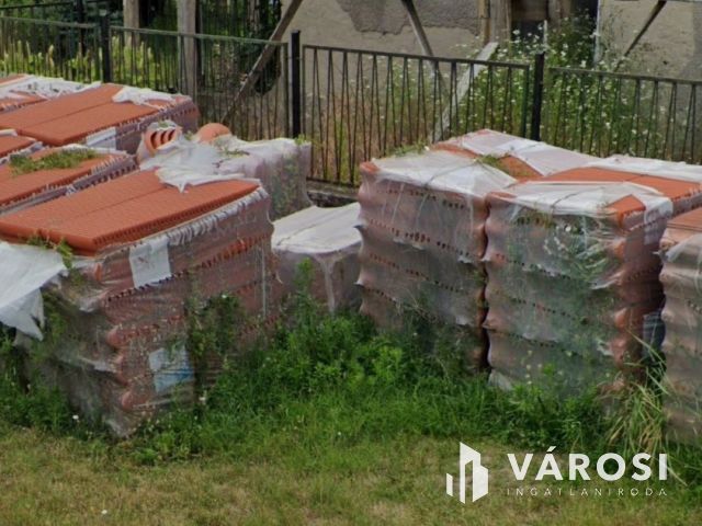 Péren összközműves, átépítés alatt álló családi ház eladó